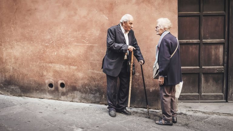 Exonération totale et automatique de la taxe foncière en 2025 pour les personnes âgées